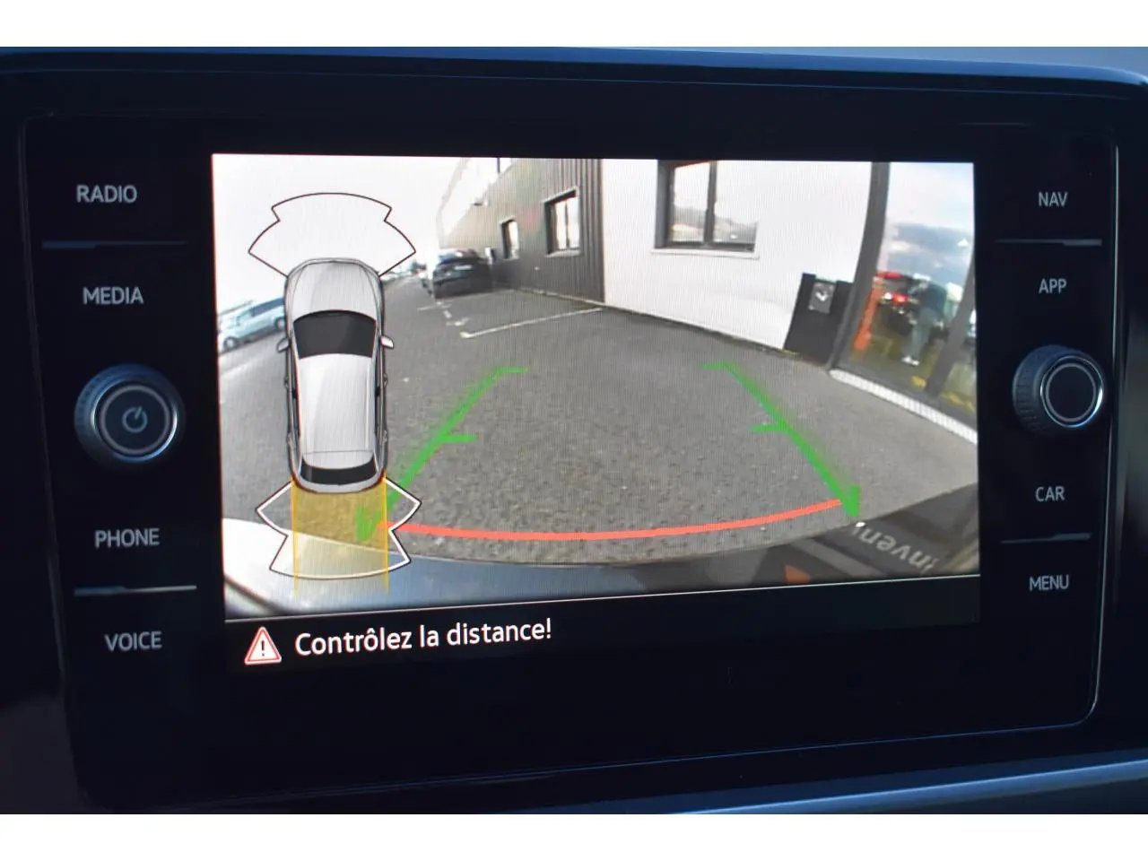Écran de caméra de recul du Volkswagen T-Roc 2025 montrant la zone arrière avec guidage de trajectoire coloré.