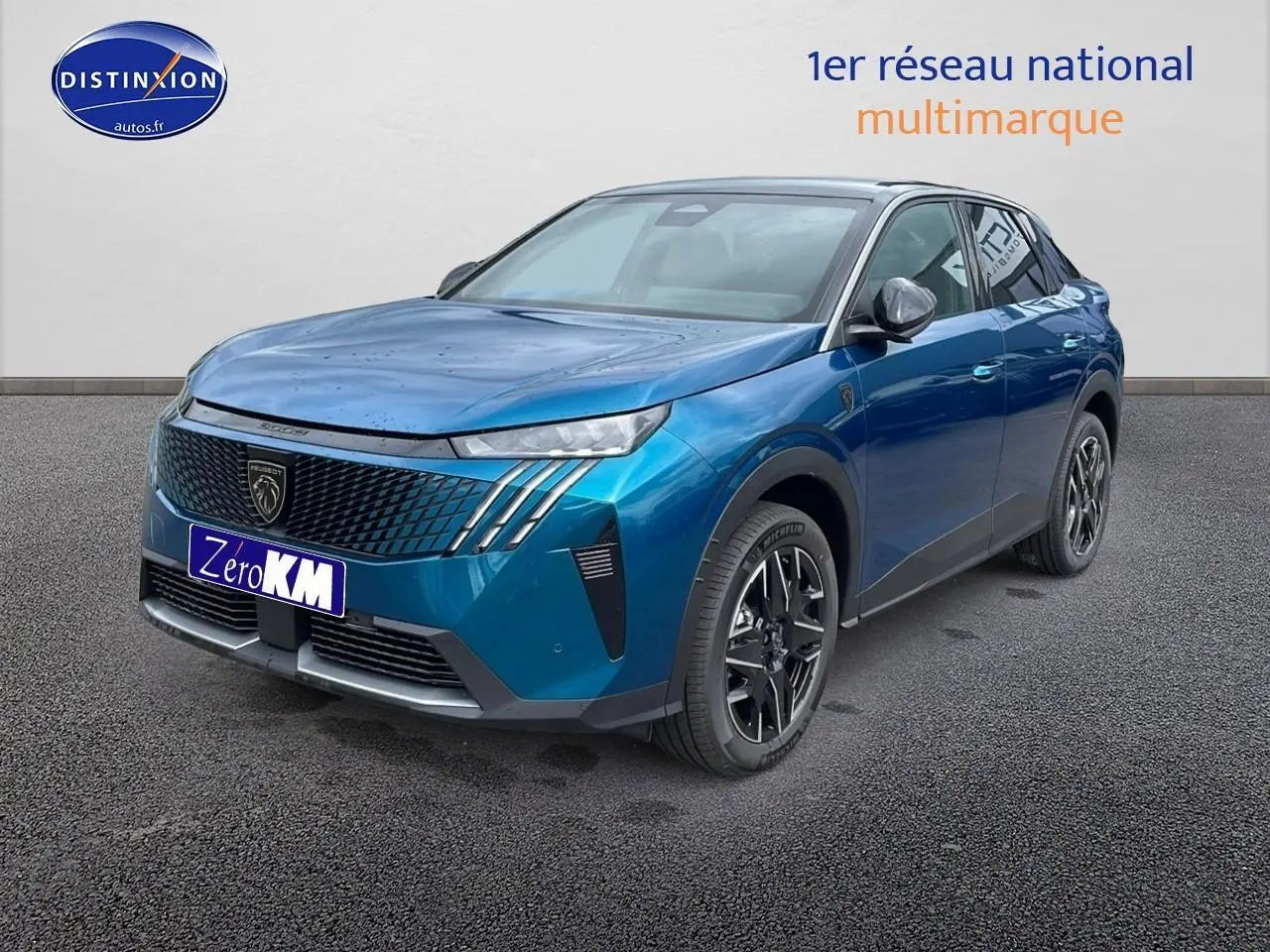 Peugeot 3008 Hybrid 145 GT e-dcs6 bleu obsession en 3/4 avant droit avec calandre noire distinctive.