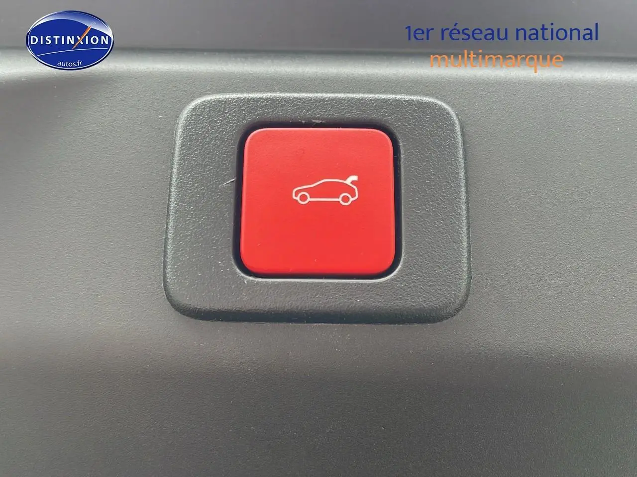 Bouton rouge d'ouverture électrique du hayon sur le tableau de bord du Peugeot 3008 Hybrid 145 gt e-dcs6.