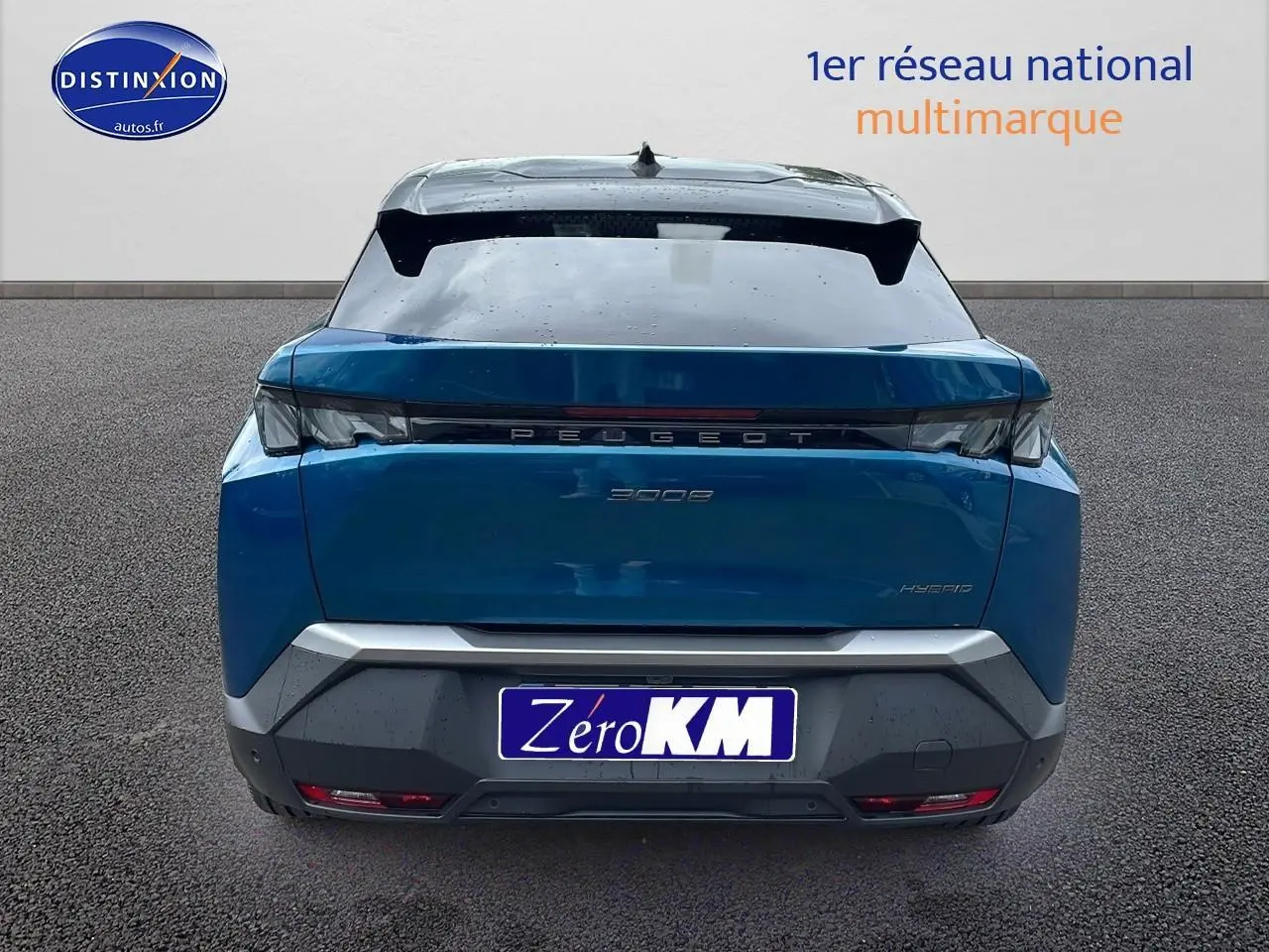Vue arrière d'un Peugeot 3008 Hybrid 145 GT bleu obsession avec hayon motorisé et feux arrière LED distinctifs.