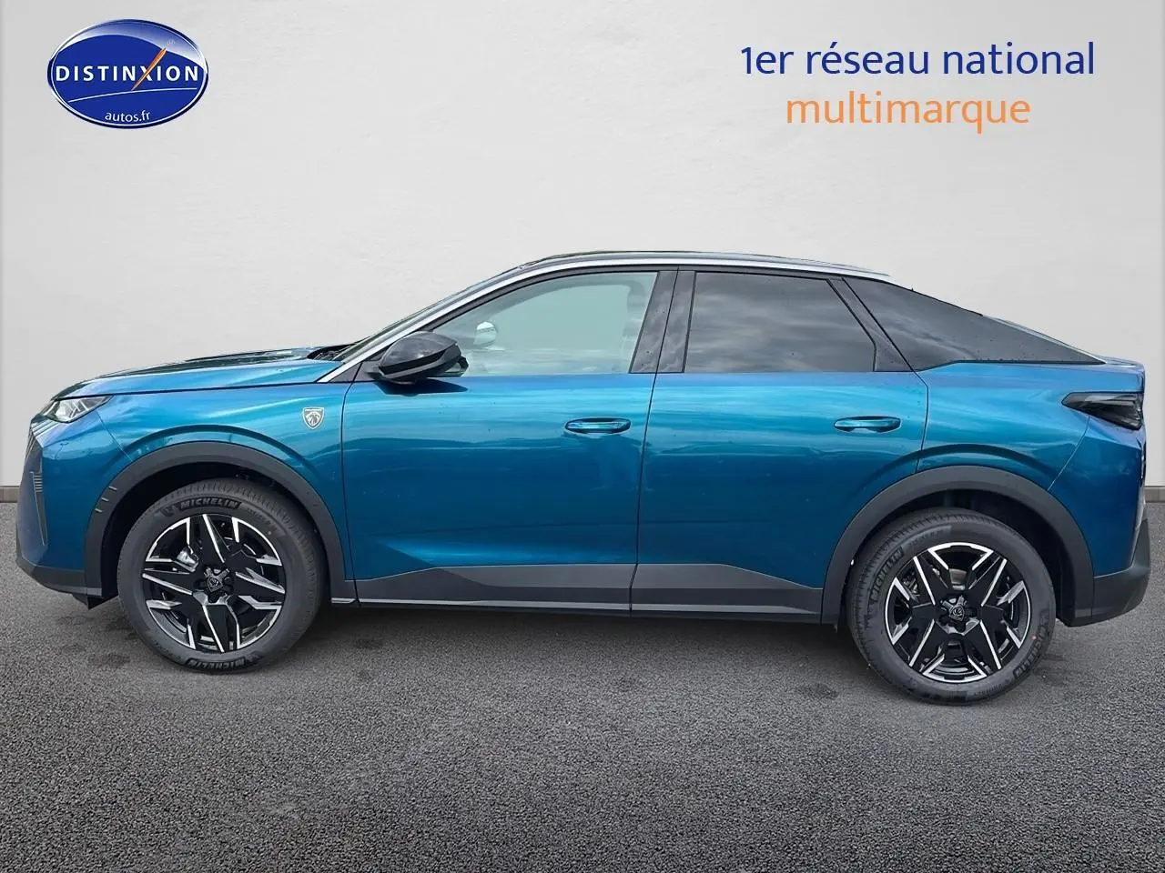 Profil droit d'un Peugeot 3008 Hybrid 145 GT e-dcs6 bleu obsession avec jantes alu et vitres surteintées.