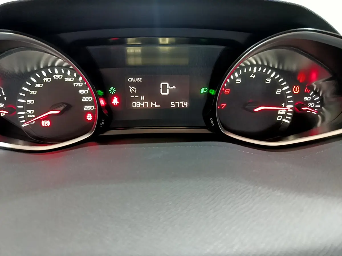 Tableau de bord de Peugeot 308 Puretech 110 S&S Style 2020, affichage digital et compteurs analogiques éclairés.