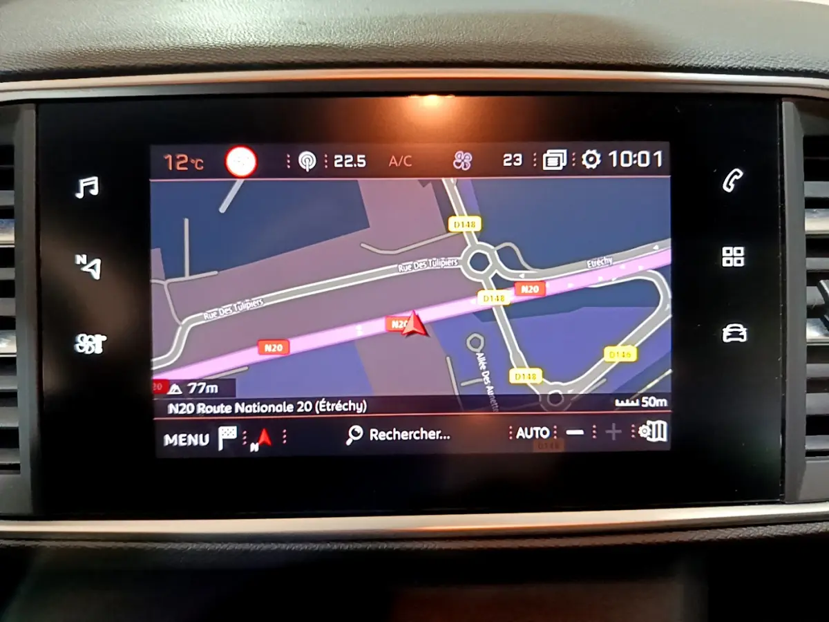 Écran tactile central de navigation 9,7 pouces du Peugeot 308 gris clair, affichant une carte routière détaillée.