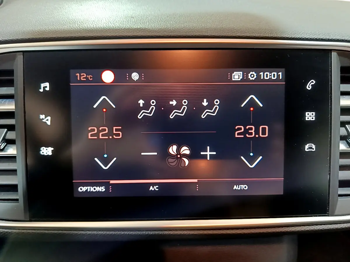 Écran tactile central de la climatisation bi-zone du Peugeot 308 gris clair, affichant 22,5 et 23°C.