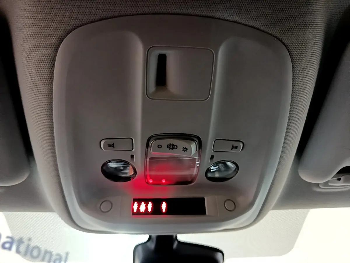 Vue en gros plan du plafonnier gris clair avec commandes d'éclairage et affichage rouge intérieur d'une Peugeot 308 2020.