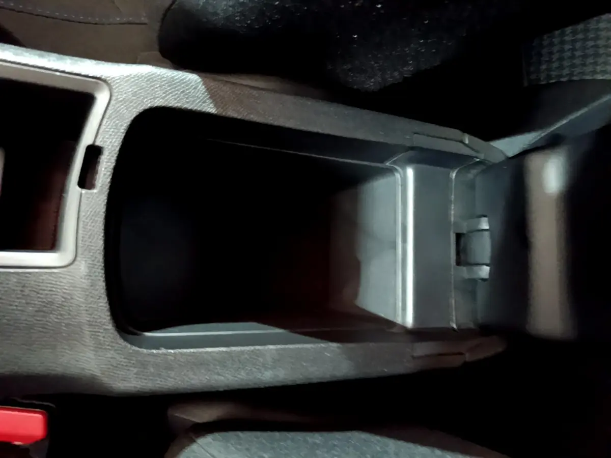 Vide-poche central intérieur en plastique gris foncé de la Peugeot 308 Puretech 110 S&S Style 2020