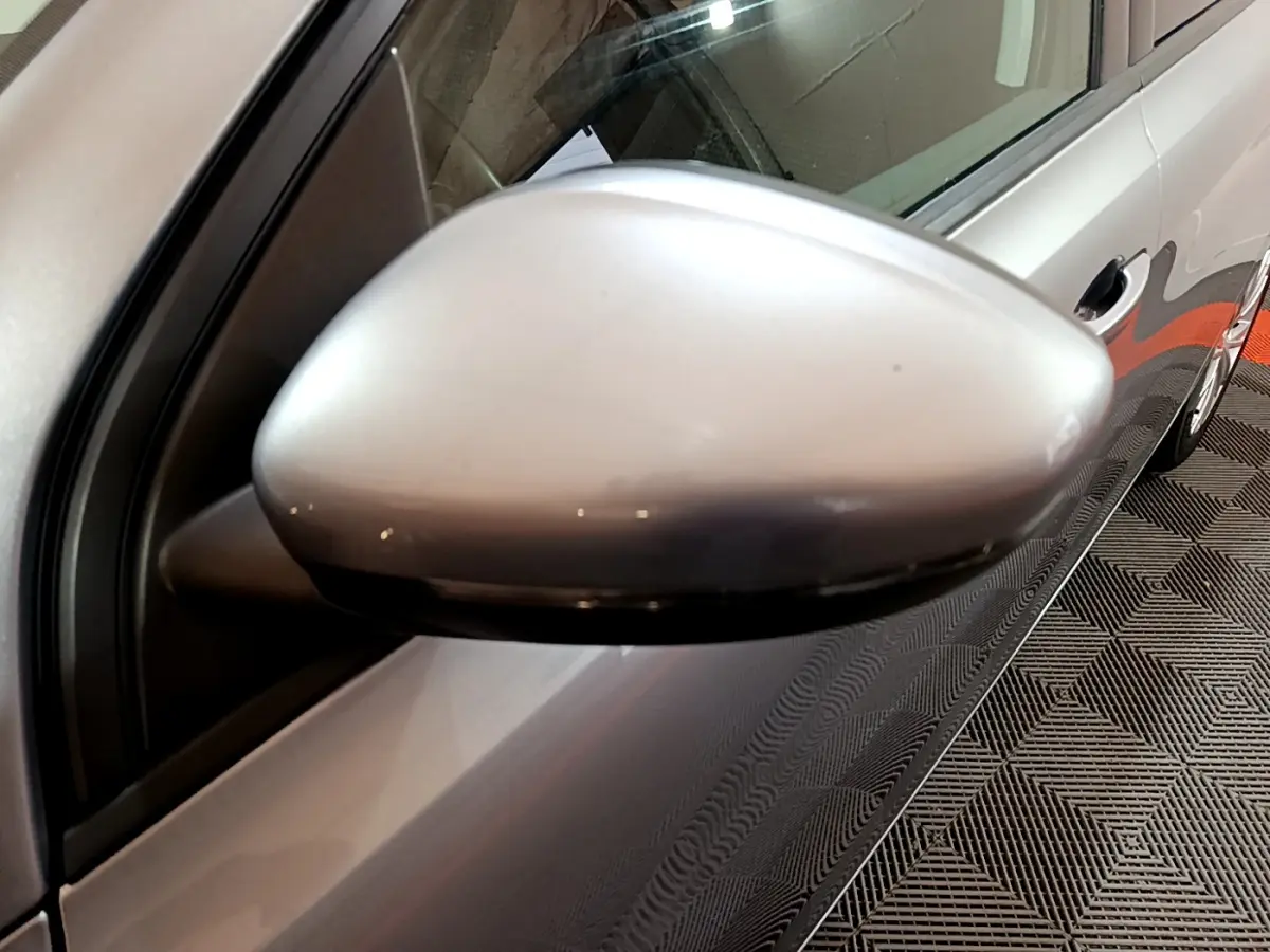 Rétroviseur côté gauche gris clair d'une Peugeot 308 Puretech 110 S&S Style 2020, vue rapprochée sur porte et poignée.