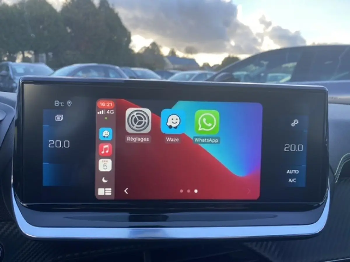 Écran tactile central du Peugeot 2008 noir 2021 affichant la navigation et applications connectées en plein jour