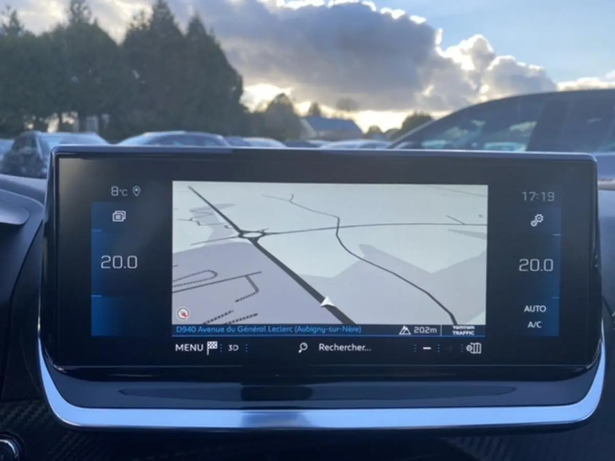 Écran tactile 10 pouces du système de navigation 3D du Peugeot 2008 noir, vue intérieure avant.