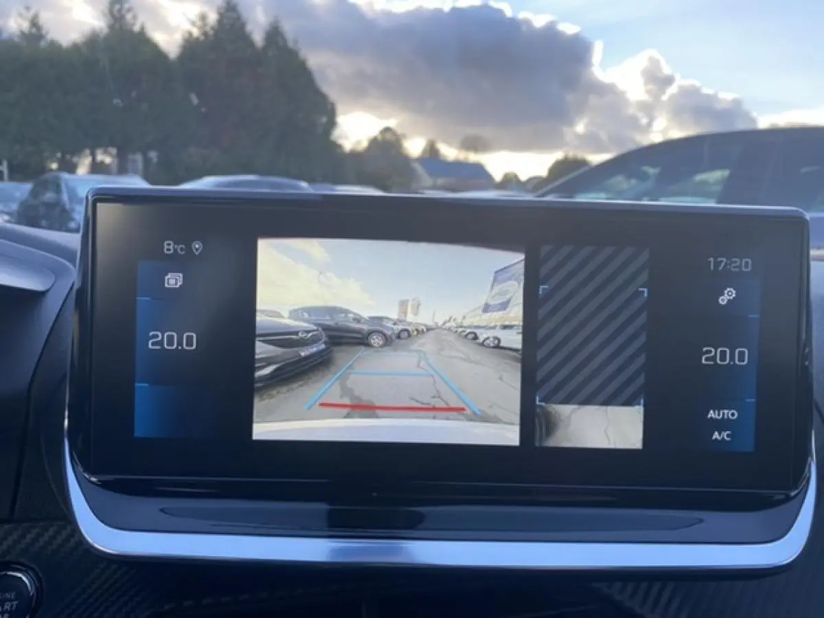 Écran tactile du Peugeot 2008 noir 2021 montrant la caméra de recul avec vue arrière et température à 20°C