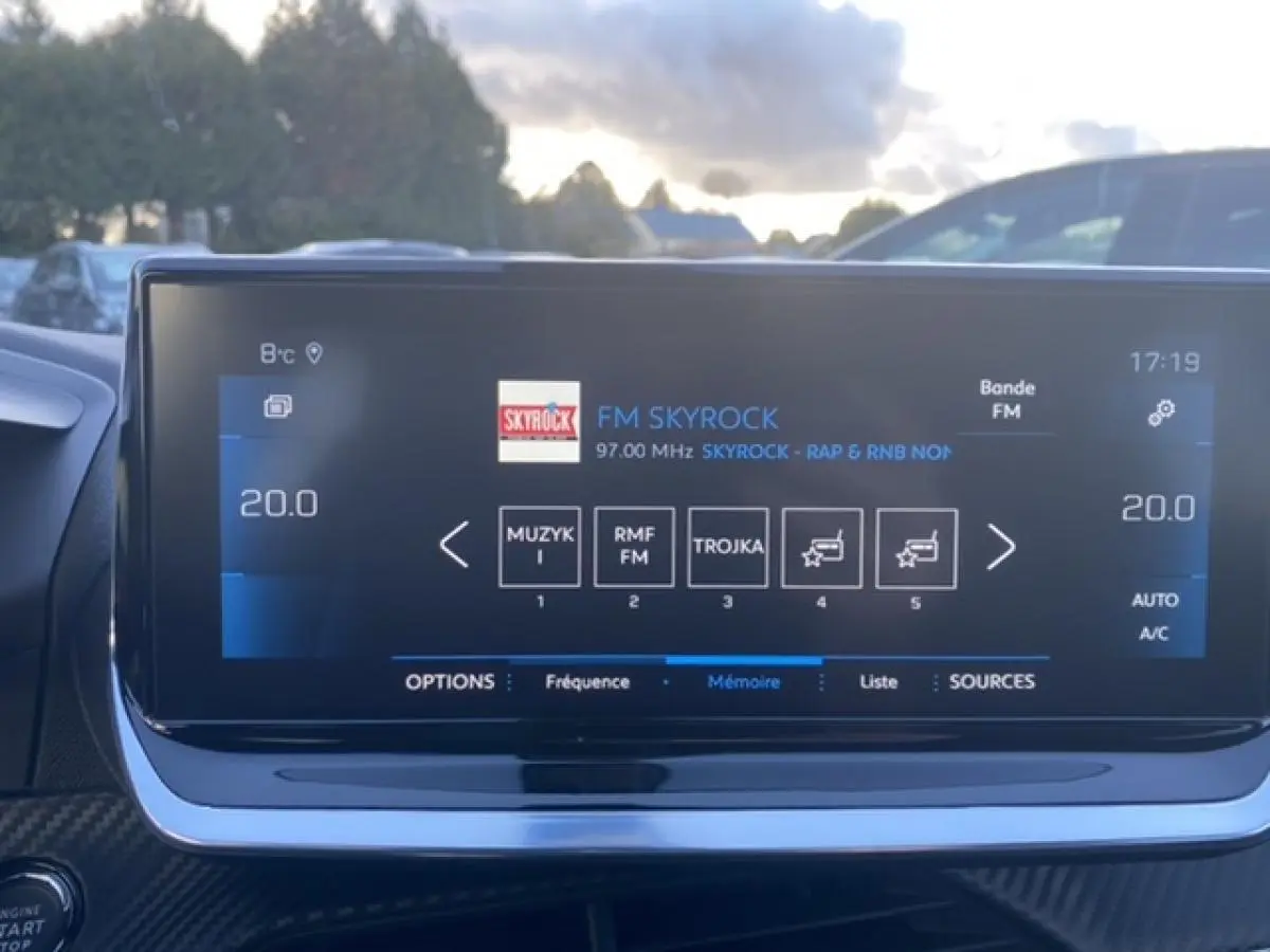 Écran tactile 10 pouces du Peugeot 2008 noir 2021 affichant la radio FM Skyrock et la température intérieure à 20°C