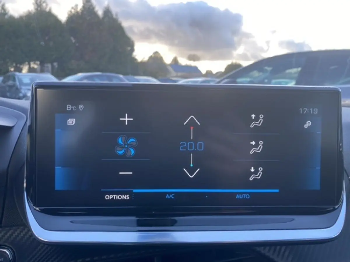 Écran tactile du système de climatisation Peugeot 2008 2021 affichant la température à 20°C en extérieur.