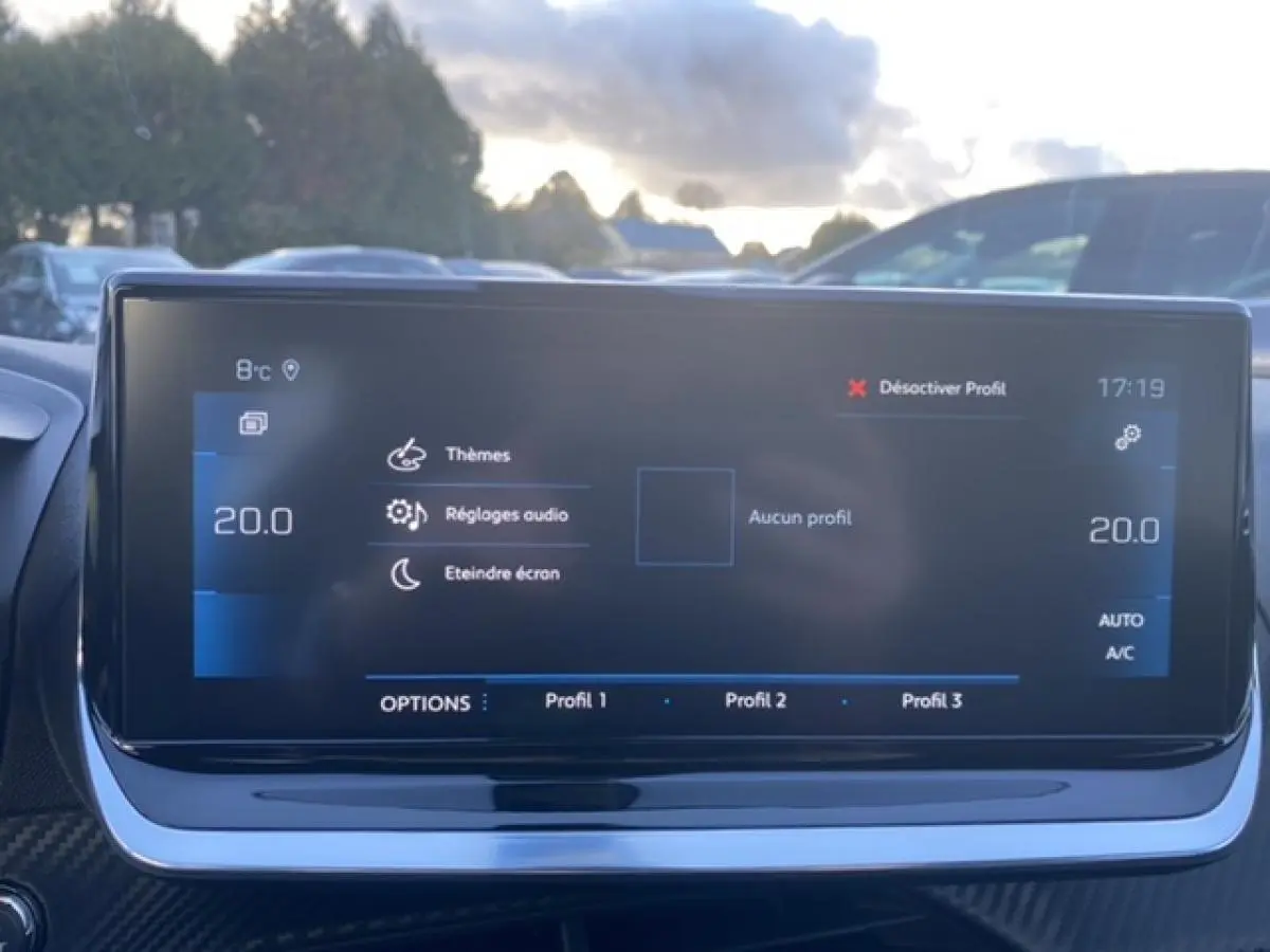 Écran tactile central du Peugeot 2008 noir de 2021 affichant les réglages audio et température à 20°C.