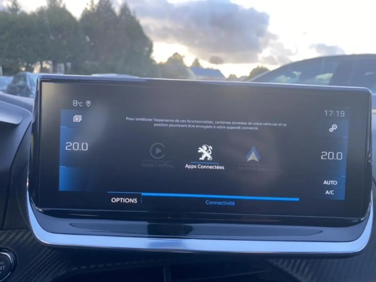 Écran tactile 10 pouces du Peugeot 2008 noir 2021 affichant la connectivité et la température intérieure à 20°C