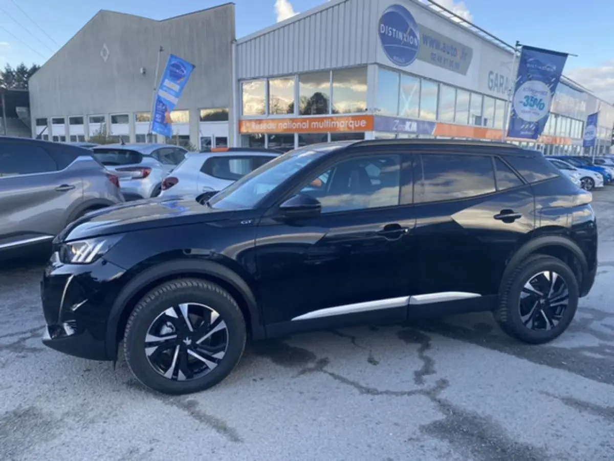 Peugeot 2008 noir vue de profil côté gauche, avec jantes noires et détails chromés sur le bas de caisse.