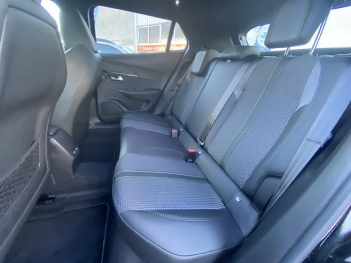 Vue intérieure côté droit des sièges arrière en tissu et cuir noir du Peugeot 2008 GT 2021 avec ceintures et appuie-têtes.