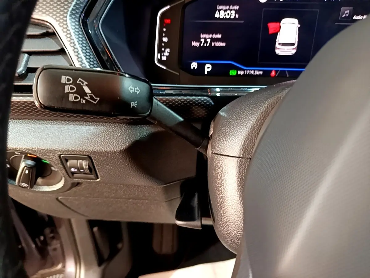 Vue rapprochée du combiné d'instruments numérique et du volant cuir gris foncé du Volkswagen T-Cross 2023.