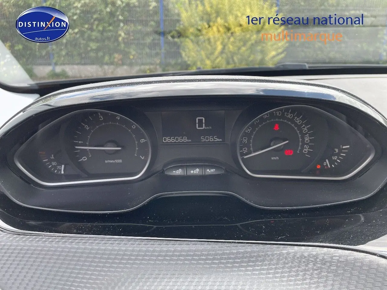 Vue rapprochée du tableau de bord noir du Peugeot 2008 1.2 PureTech 82ch Style, affichant compteur et jauge carburant.