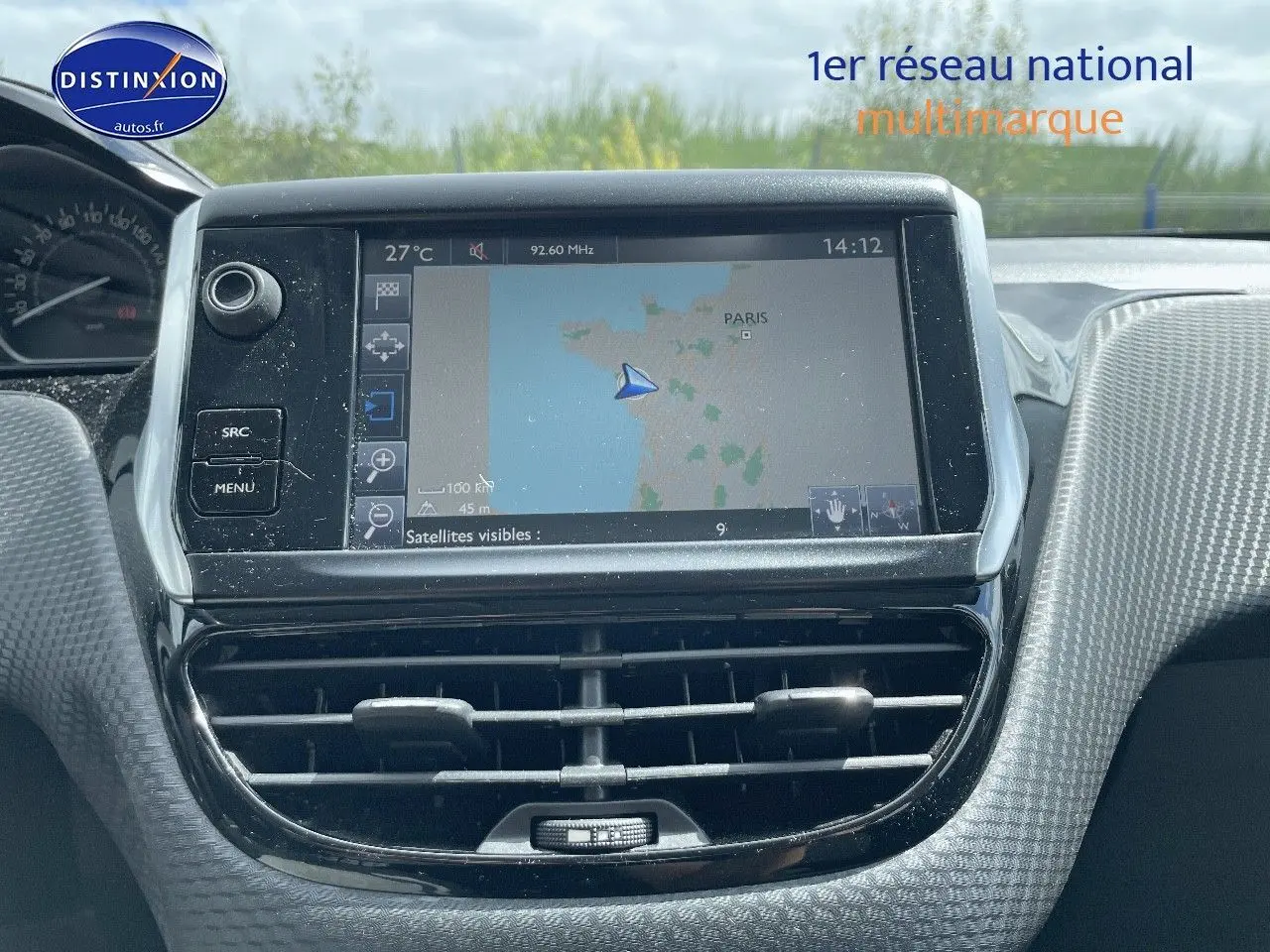 Écran tactile central avec GPS affichant une carte, tableau de bord noir texturé d'une Peugeot 2008 2016.