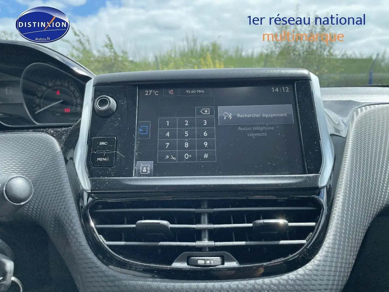 Tableau de bord de Peugeot 2008 2016 avec écran tactile central et commandes de climatisation visibles.