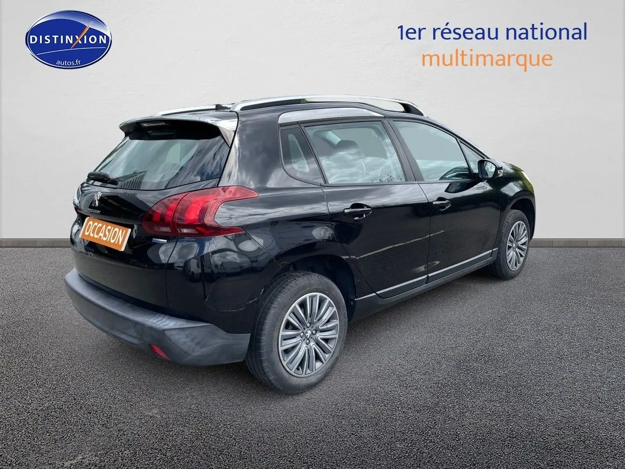 Peugeot 2008 noir métal vue 3/4 arrière droit, mettant en valeur ses feux LED et ses jantes alliage.