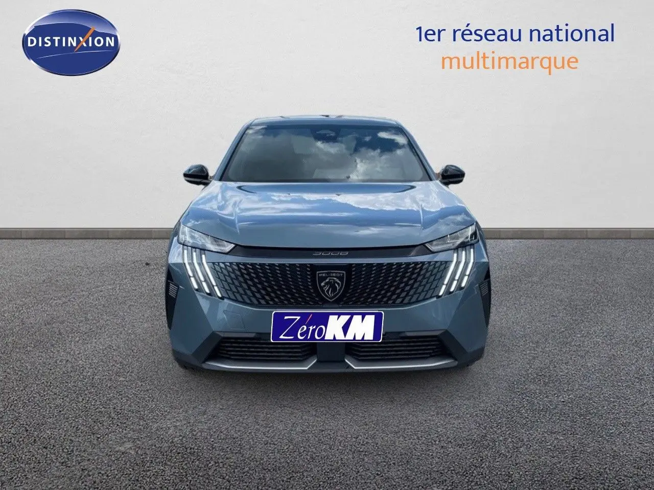 Vue frontale du Peugeot 3008 Hybrid 136ch Allure en bleu Ingaro Metal avec feux LED distinctifs allumés.