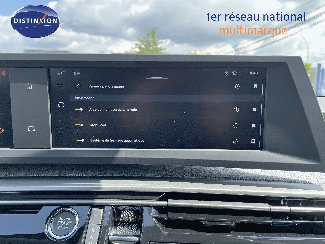 Écran tactile central du tableau de bord du Peugeot 3008 Hybrid 2025 affichant les assistances à la conduite.