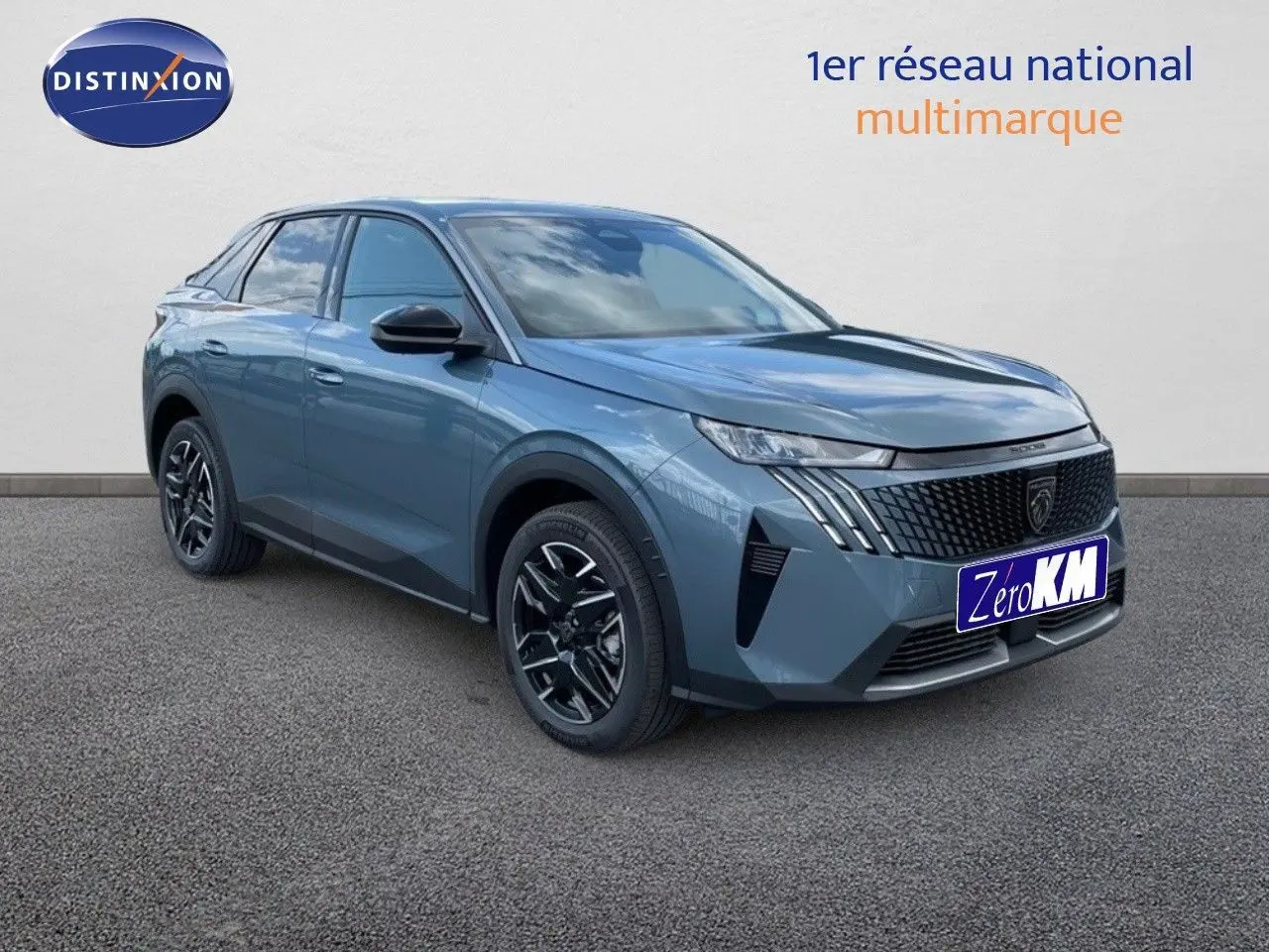 Peugeot 3008 Hybrid bleu Ingaro métal en 3/4 avant droit avec calandre noire et jantes noires.