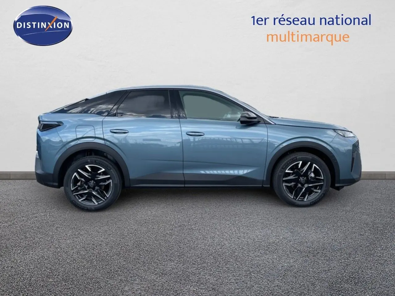 Profil latéral droit du Peugeot 3008 HYBRID 136CH Allure en bleu Ingaro Métal avec jantes noires bicolores.