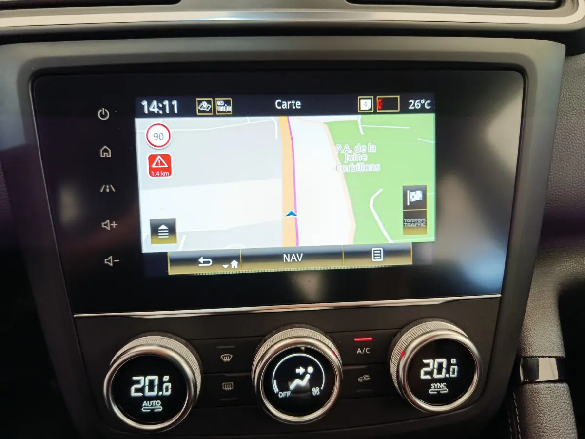Écran tactile central avec navigation et commandes climatisation digitale du tableau de bord Renault Kadjar gris foncé 2022.