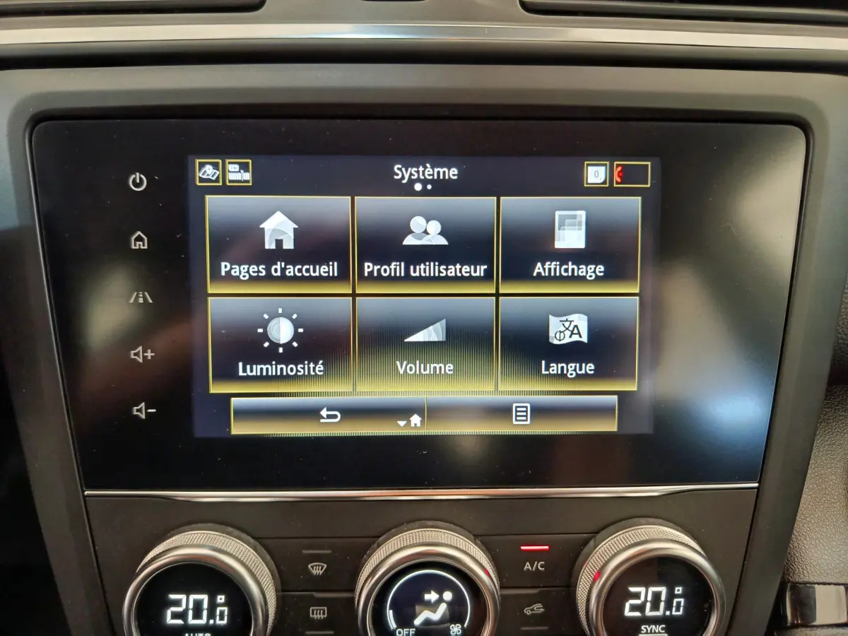Écran tactile central du tableau de bord du Renault Kadjar Business gris foncé, affichant les réglages système.