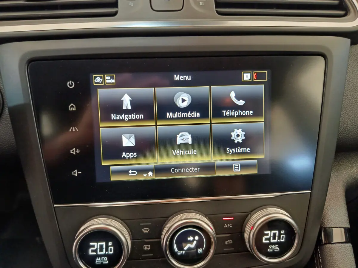 Écran tactile multimédia central avec commandes climatisation digitale du Renault Kadjar Business gris foncé, vue intérieure rapprochée.