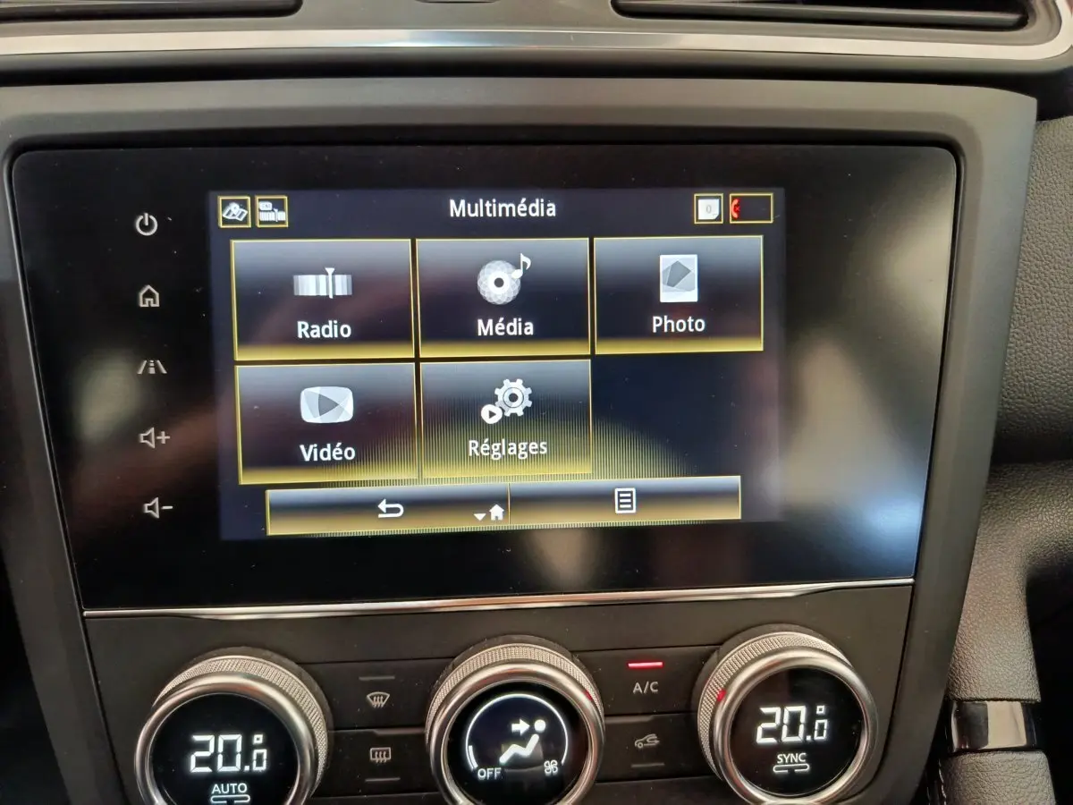 Écran tactile multimédia et commandes de climatisation digitale du tableau de bord du Renault Kadjar gris foncé 2022.