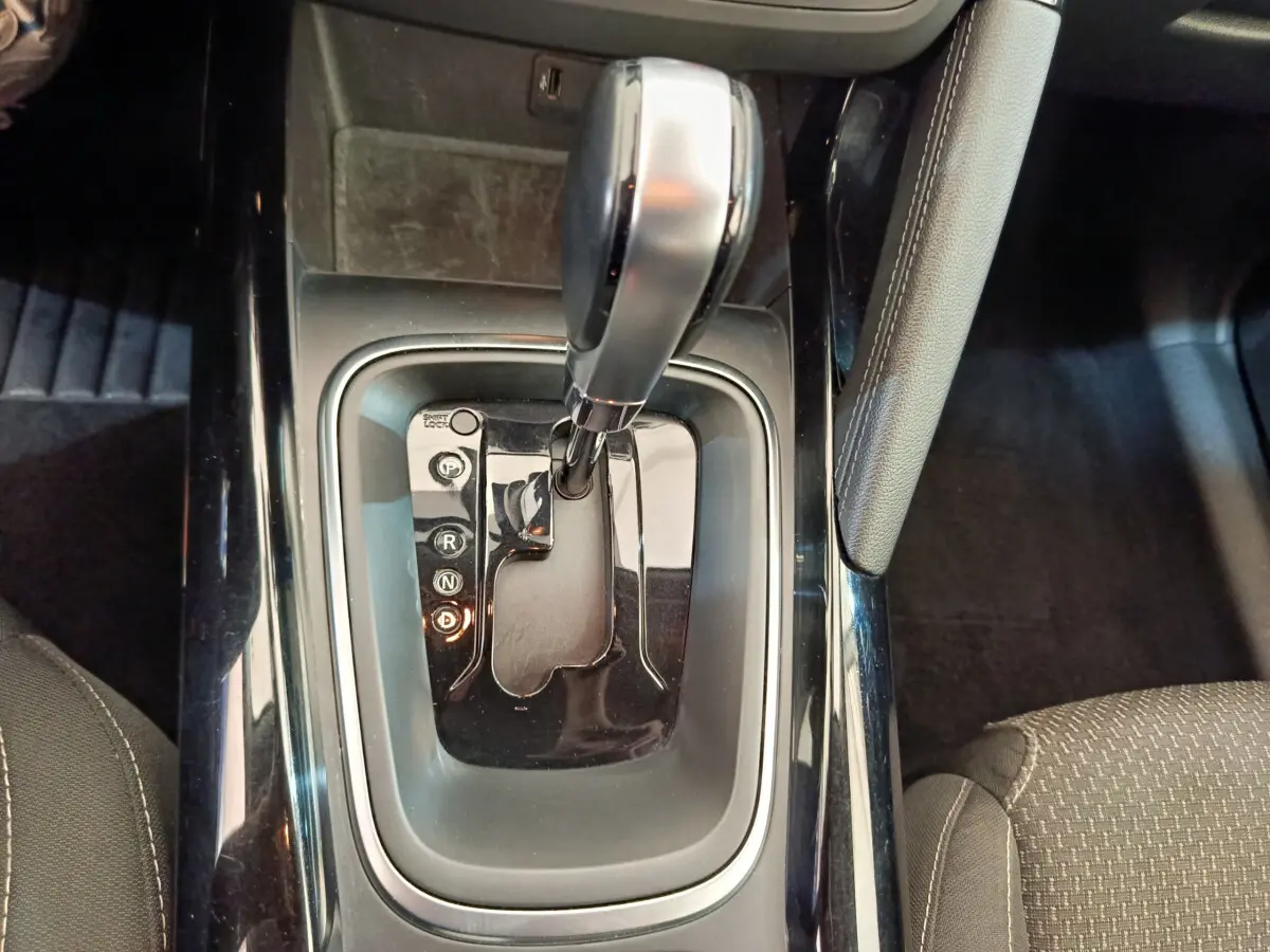 Le levier de vitesses automatique noir brillant du Renault Kadjar Business 2022 vu de dessus avec frein à main cuir.