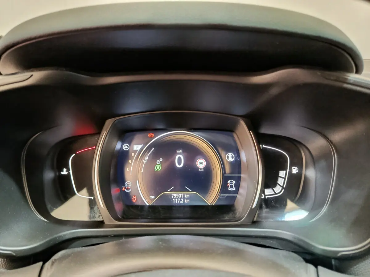 Vue rapprochée du tableau de bord numérique du Renault Kadjar 2022, affichant la vitesse à 0 km/h et 79 901 km au compteur.