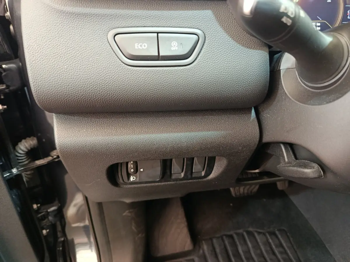 Gros plan sur les commandes côté gauche du tableau de bord du Renault Kadjar Business gris foncé 2022.