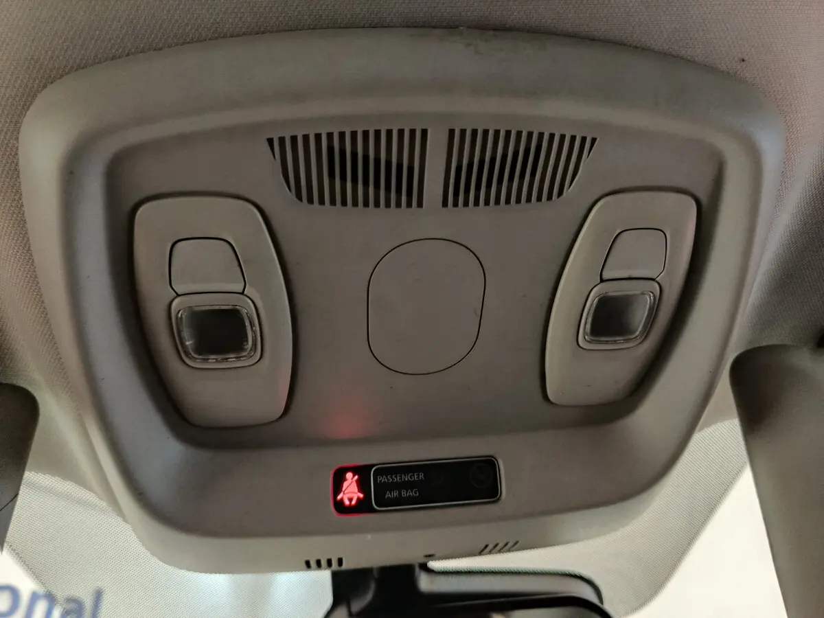 Vue intérieure du plafonnier gris clair du Renault Kadjar 2022 avec éclairage et témoin airbag passager allumé rouge.
