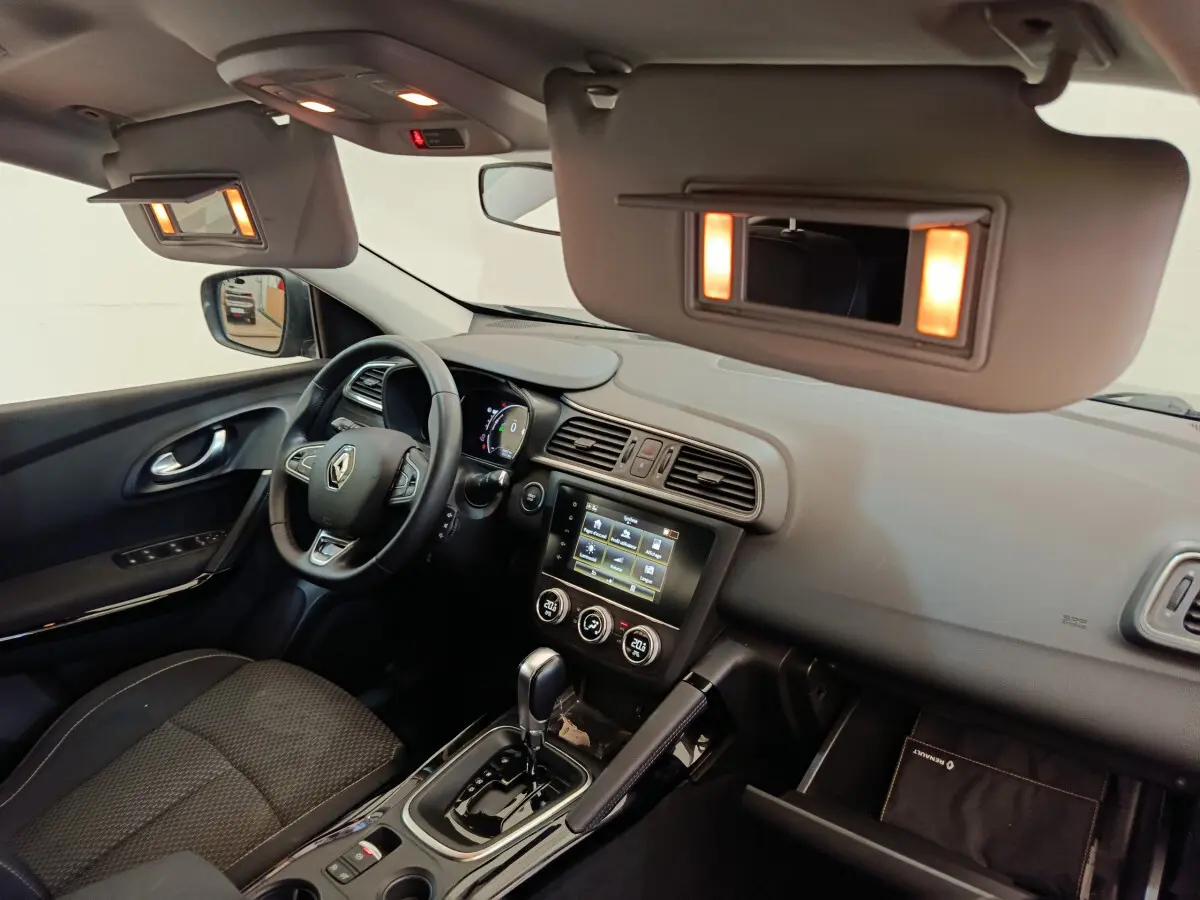 Intérieur du Renault Kadjar Business 2022 vu côté conducteur, tableau de bord gris avec écran tactile allumé.