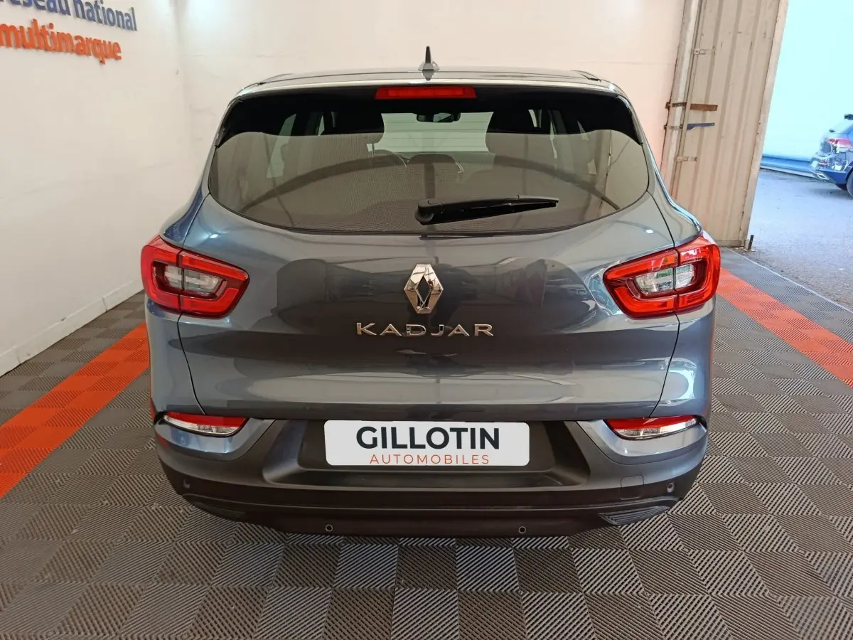 Vue arrière d'un Renault Kadjar gris foncé 2022 avec feux arrière rouges et plaque GILLOTIN AUTOMOBILES.