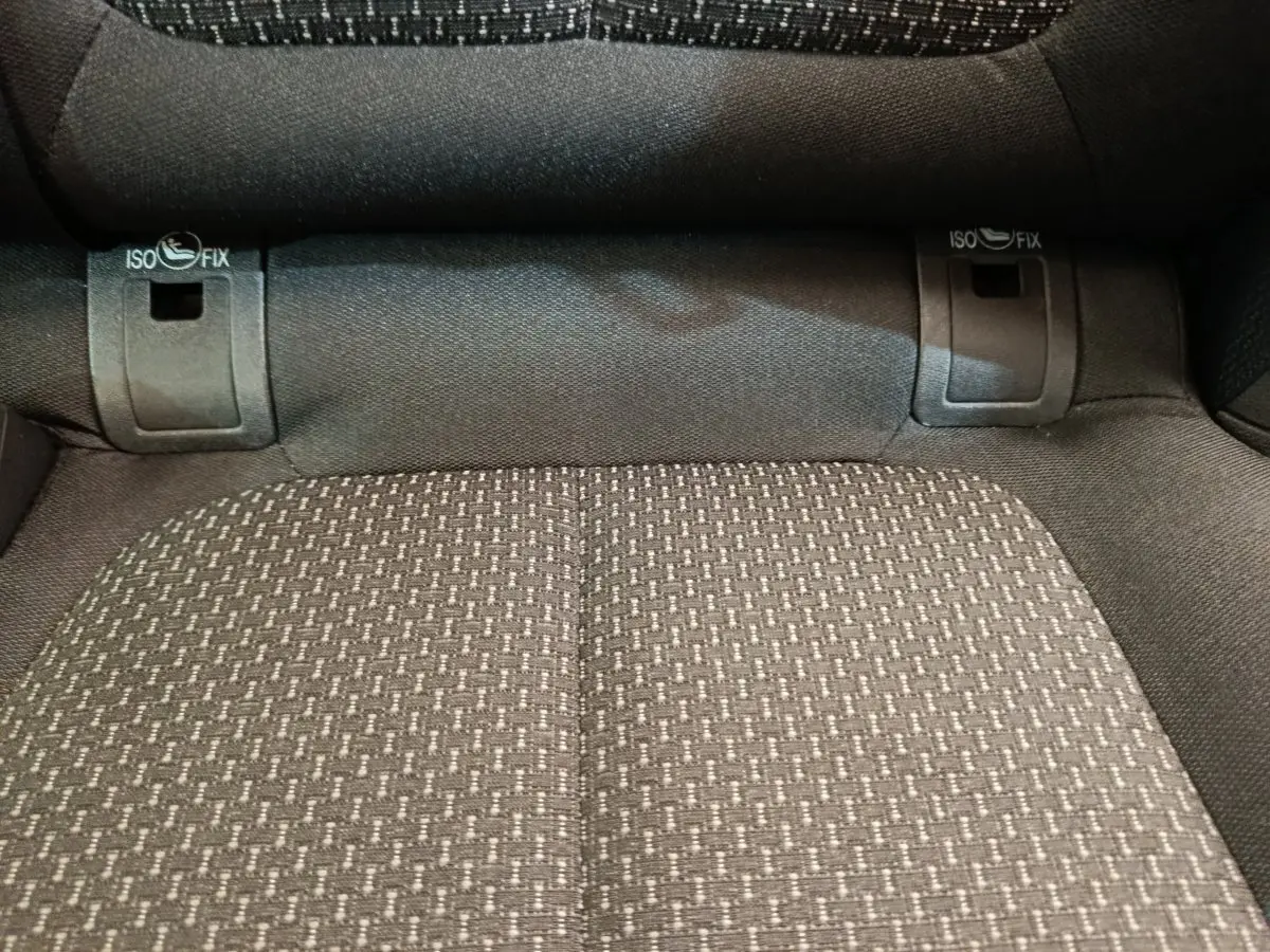 Gros plan sur l'assise arrière en tissu gris avec fixations ISOFIX du Renault Kadjar Business 2022.