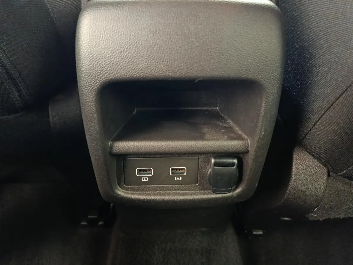 Prise USB double et prise 12V vue arrière dans l'habitacle du Renault Kadjar Business gris foncé 2022.