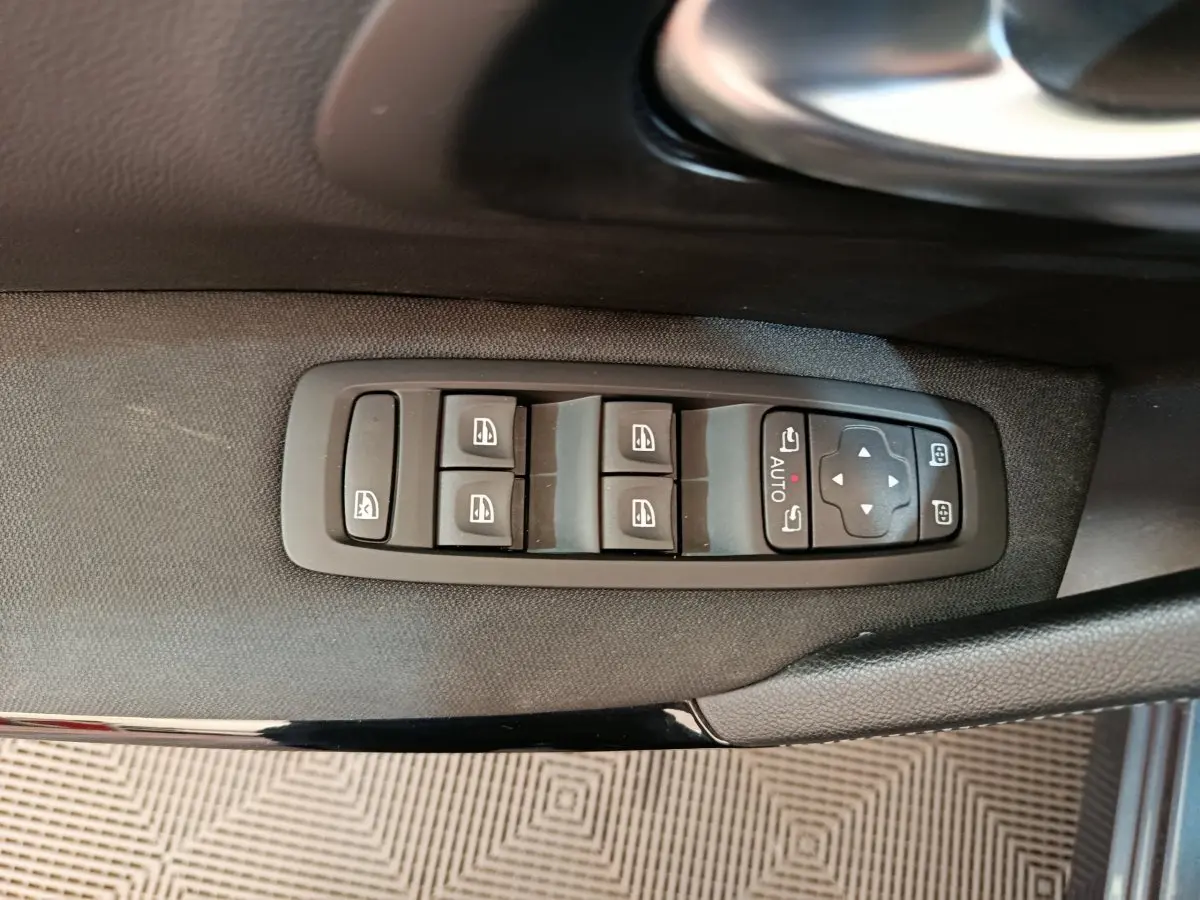 Panneau de commandes des vitres et rétroviseurs côté conducteur du Renault Kadjar Business gris foncé 2022.