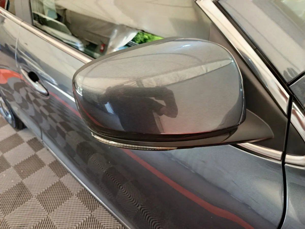 Rétroviseur côté gauche gris foncé du Renault Kadjar Business Blue dCi 115 EDC 2022 avec clignotant intégré.