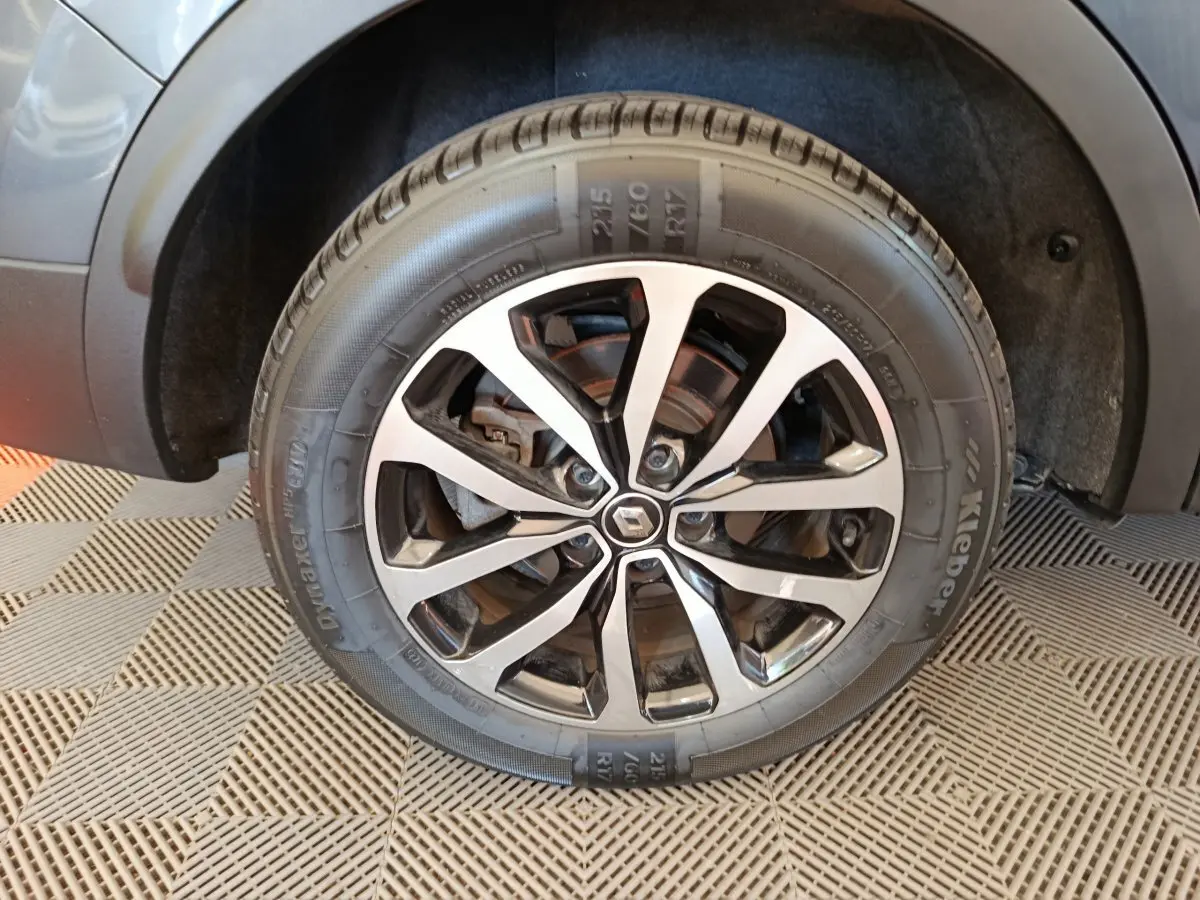 Gros plan sur la roue avant droite du Renault Kadjar gris foncé, mettant en valeur la jante alliage moderne.