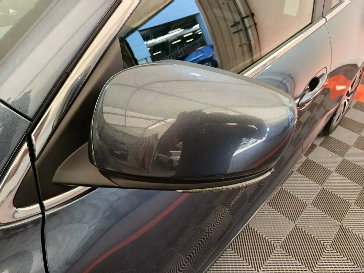Rétroviseur côté gauche gris foncé du Renault Kadjar Business 2022, avec clignotant intégré visible en gros plan.