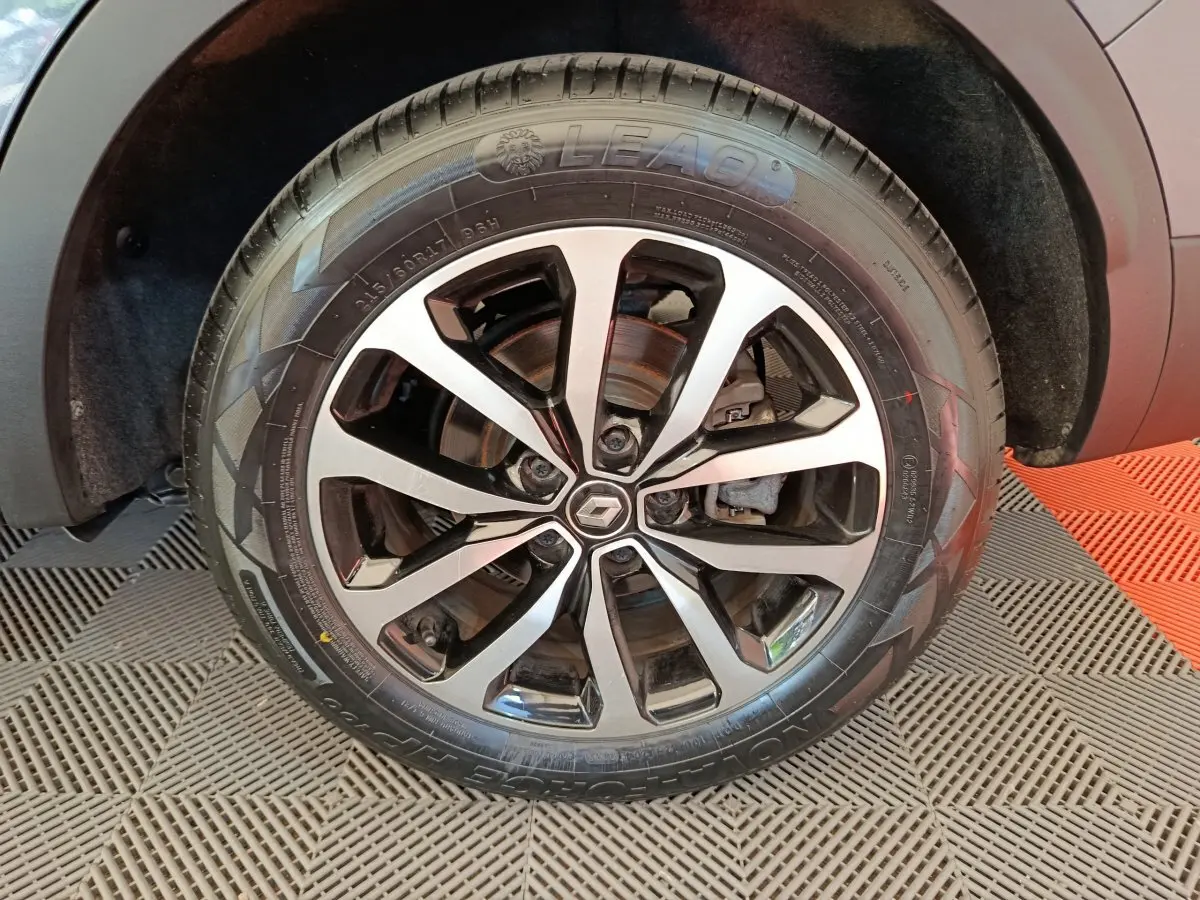 Gros plan sur la roue avant droite du Renault Kadjar gris foncé avec jante alliage au design moderne.