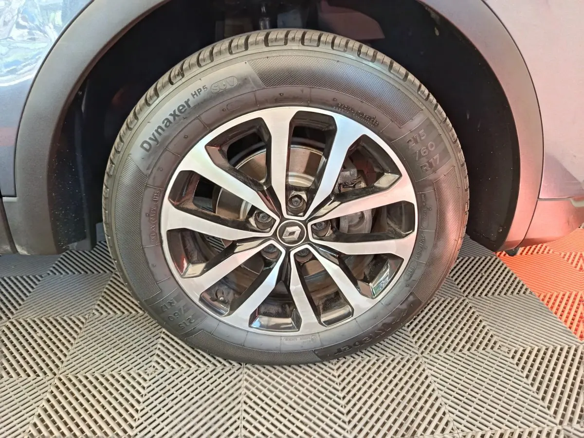 Gros plan sur la roue avant droite gris foncé du Renault Kadjar Business Blue dCi 115 EDC 2022 avec jante alliage distinctive.