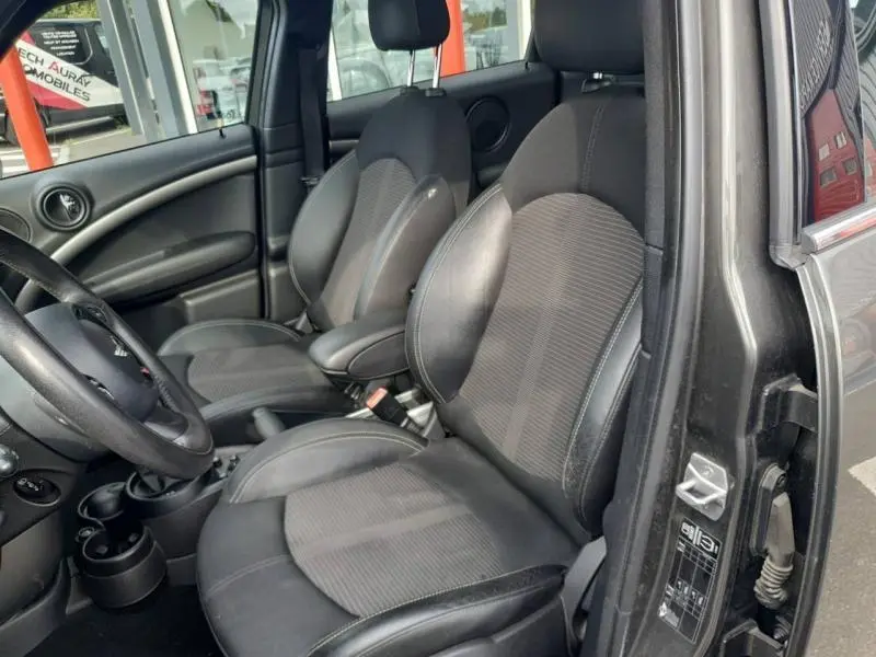 Vue intérieure côté conducteur de la MINI Countryman Royal Grey 2014, sièges sport cuir/tissu et volant cuir sport.