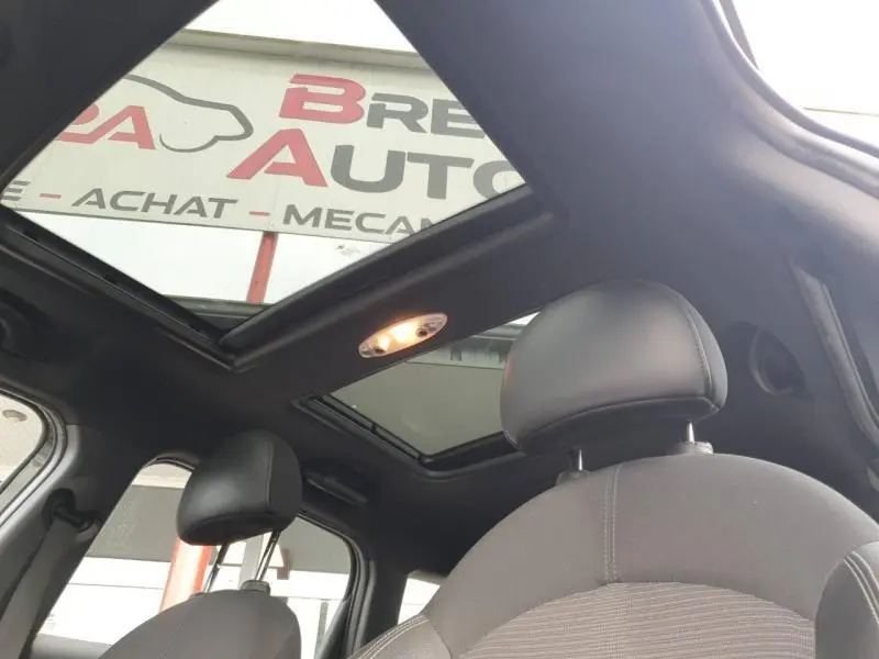 Vue intérieure du toit ouvrant panoramique et des sièges avant en tissu et cuir de la MINI Countryman Royal Grey 2014.