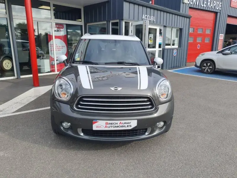 Vue avant d'une MINI Countryman Cooper D 2014 Royal Grey avec toit blanc et bandes blanches sur le capot.